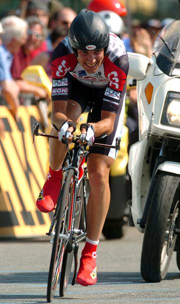 Anno 2005: Basso conquista due tappe al Giro, quella di Limone e la successiva crono Chieri-Torino. Ansa